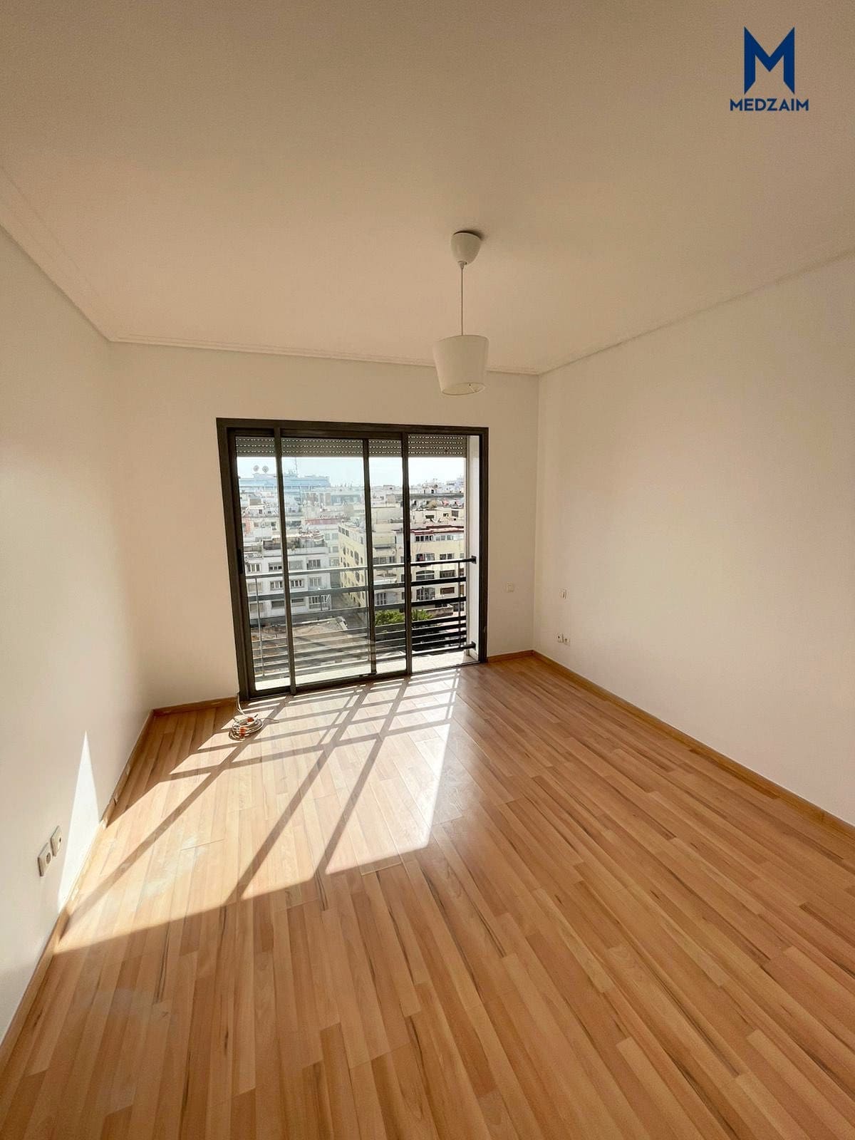 Pièce parquetée sur le balcon — Appartement 3 chambres au 6e étage, Socrate