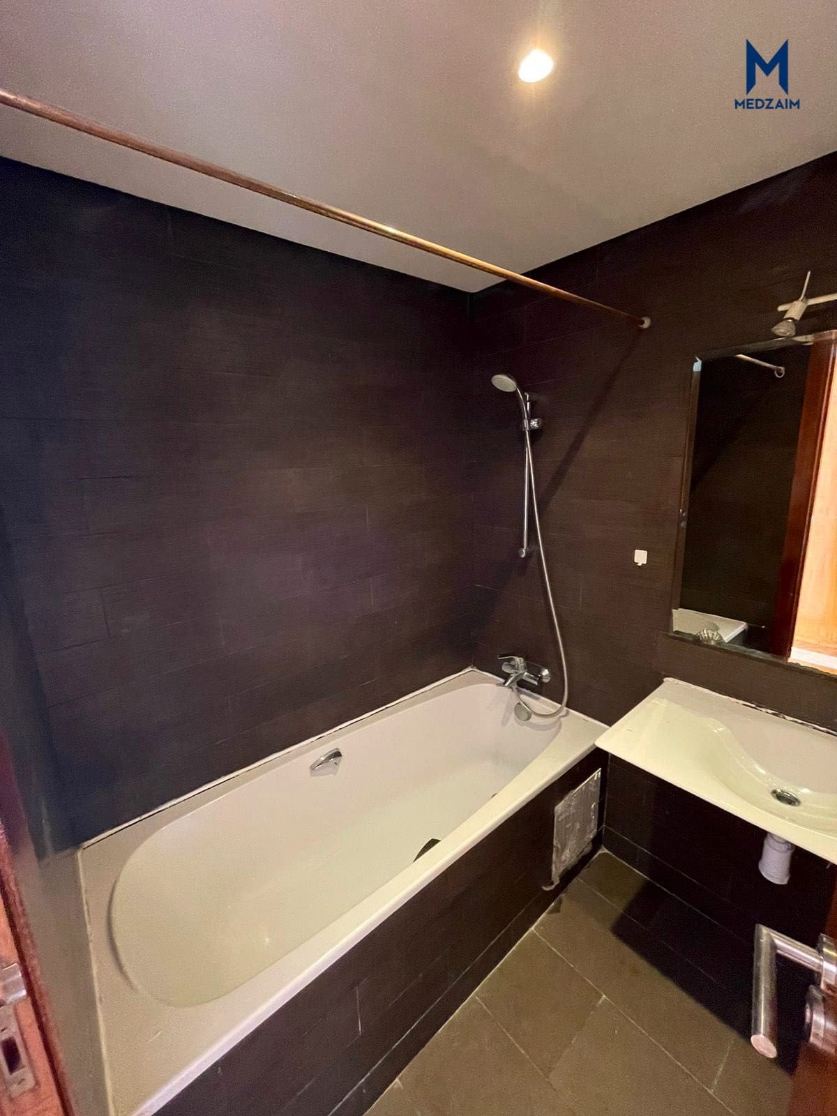 Salle de bain avec baignoire — Appartement 3 chambres au 6e étage, Socrate