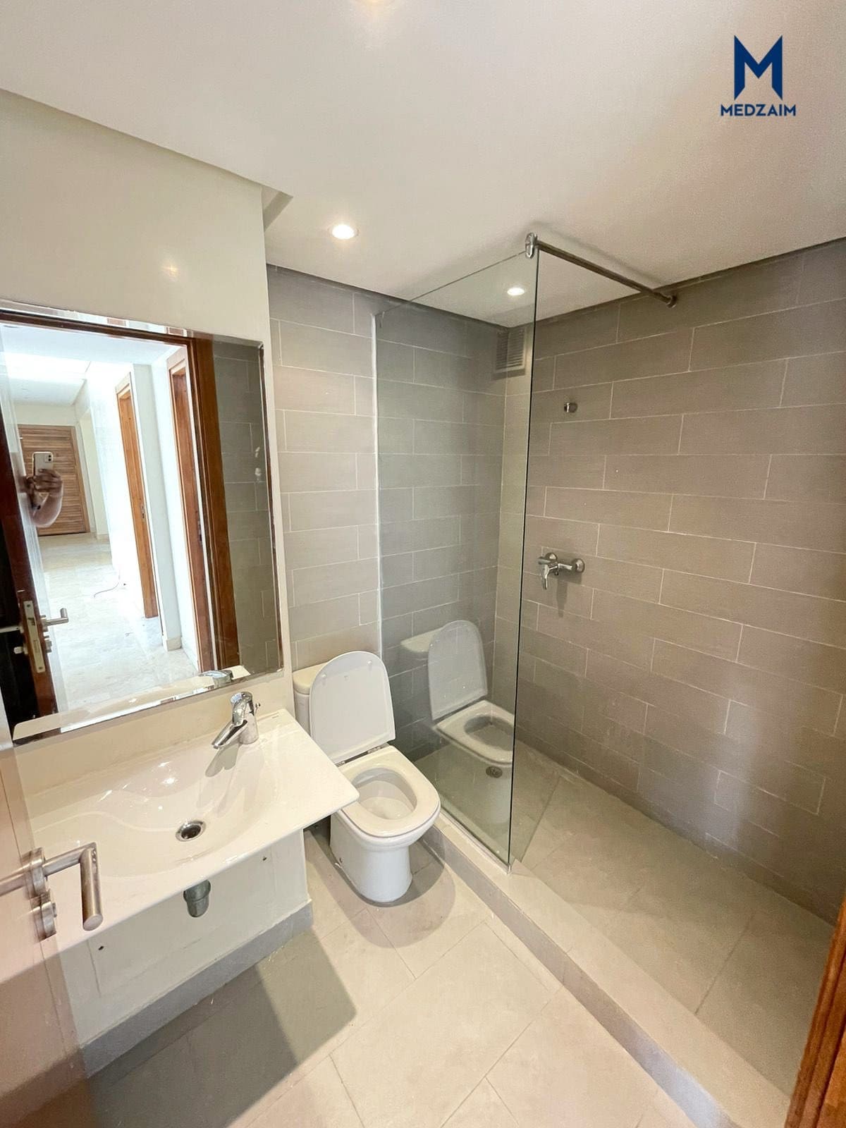 Seconde salle de bain, douche — Appartement 3 chambres au 6e étage, Socrate