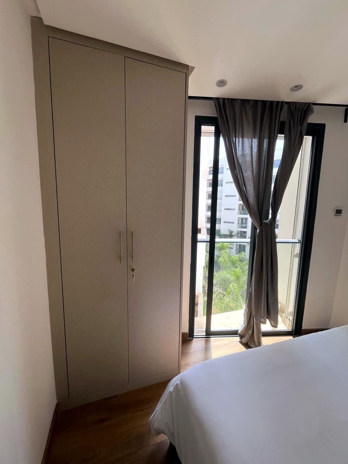 Chambre, baie vitrée sur le jardin — Studio meublé avec vue sur jardin, à côté du lycée Lyautey
