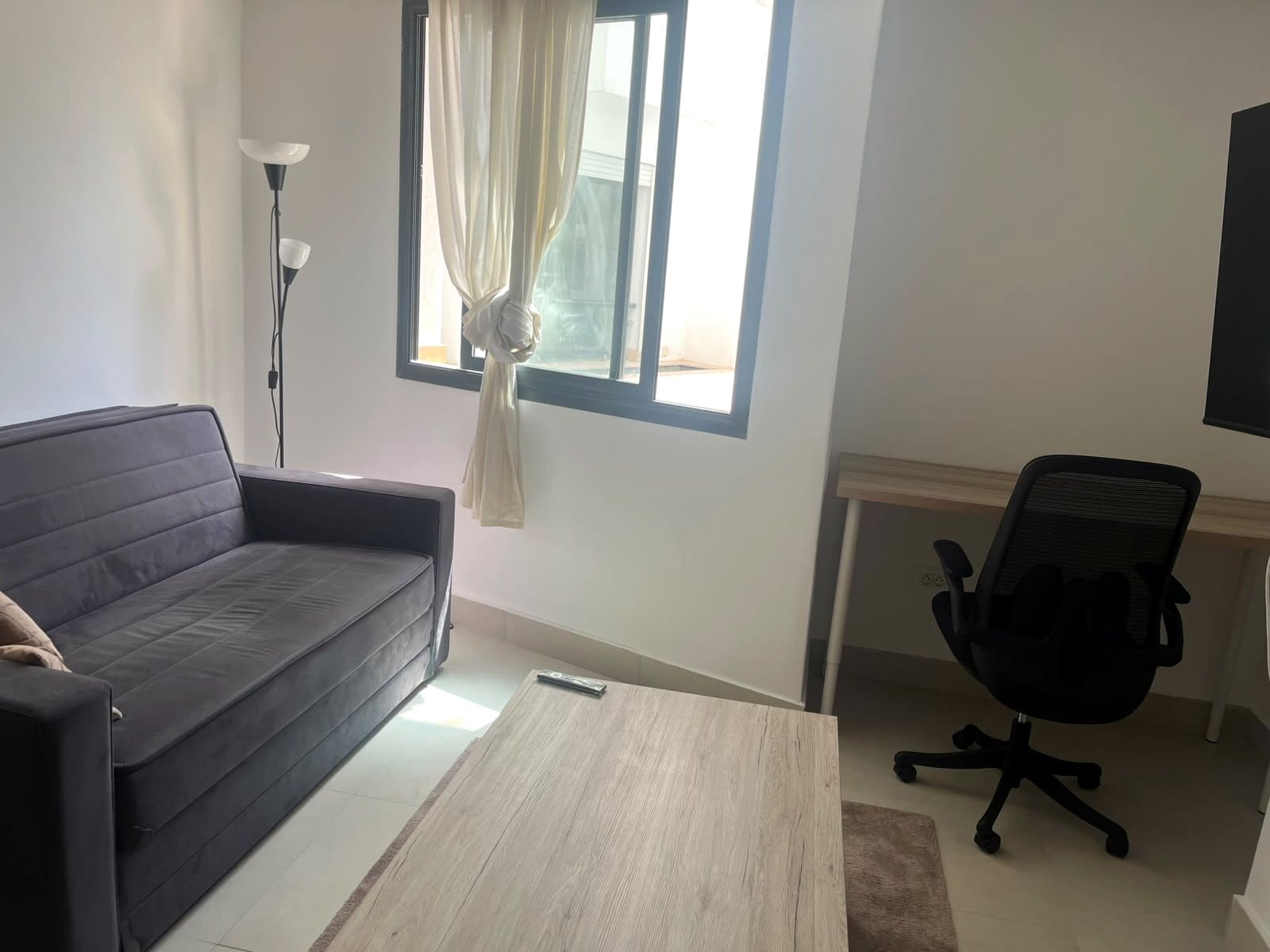 Chambre, avec son placard — Studio meublé avec vue sur jardin, à côté du lycée Lyautey