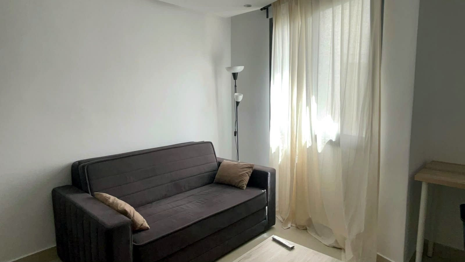 Salon, canapé et coin bureau — Studio meublé avec vue sur jardin, à côté du lycée Lyautey