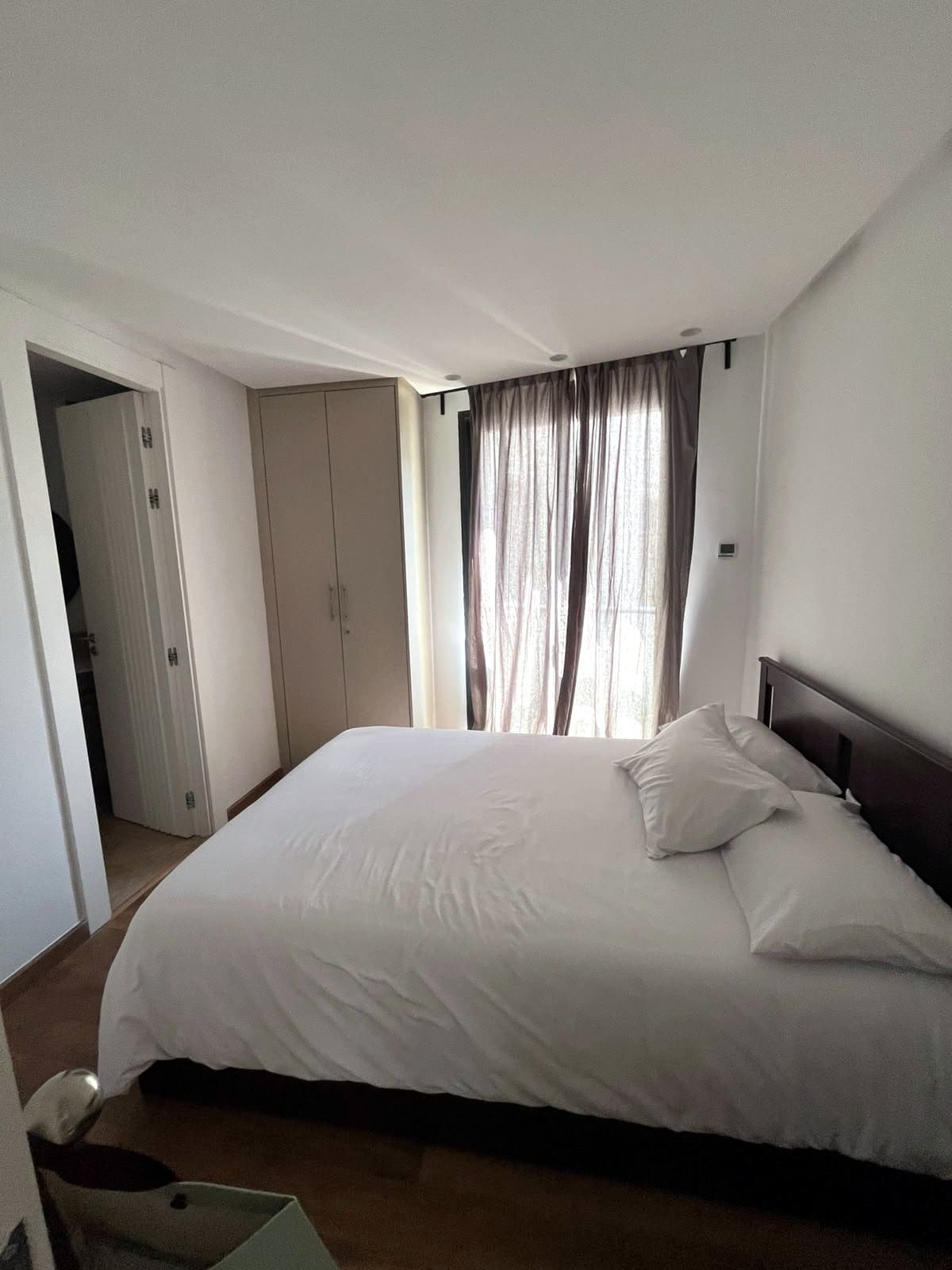 Chambre vue depuis l'entrée — Studio meublé avec vue sur jardin, à côté du lycée Lyautey