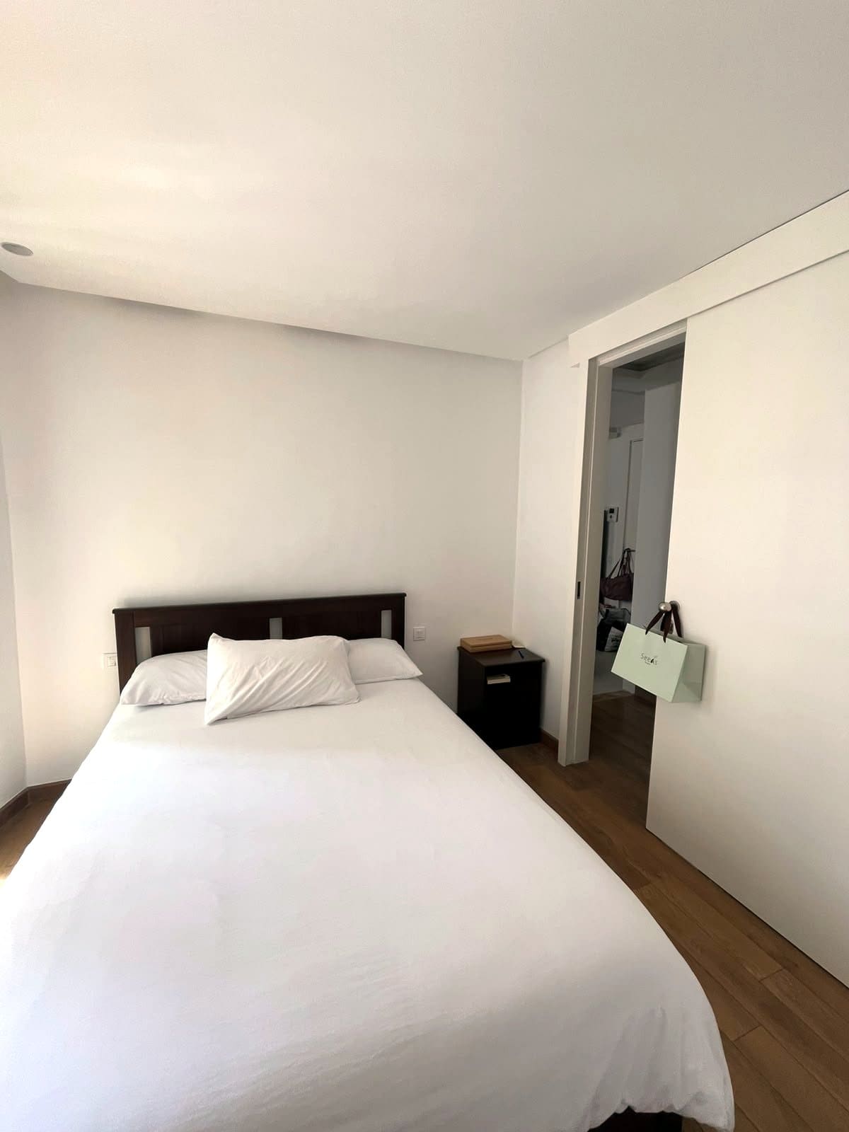 Chambre côté placard — Studio meublé avec vue sur jardin, à côté du lycée Lyautey