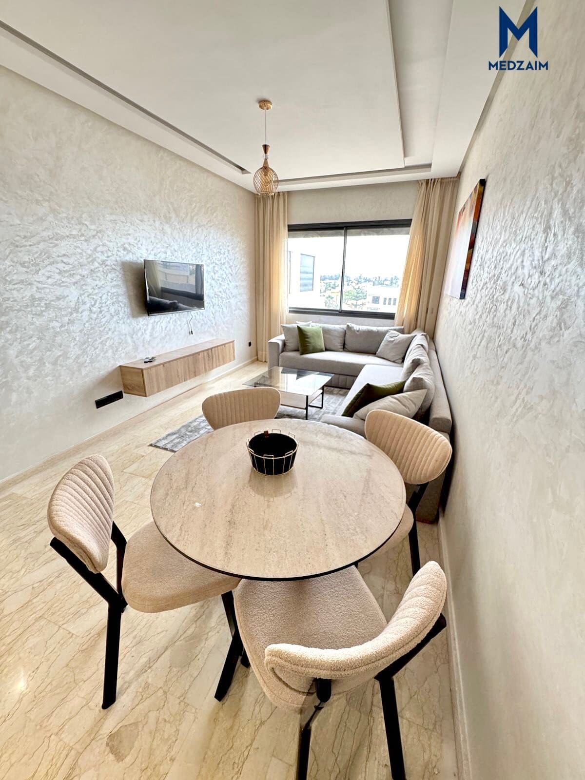 Coin repas et salon — Studio meublé de 52 m², Oasis