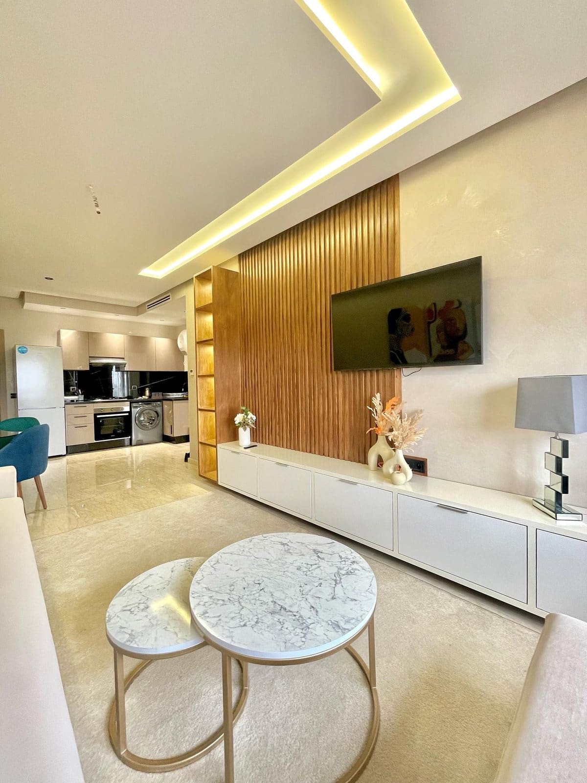 Salon côté télévision — Studio meublé neuf de 53 m², Oasis