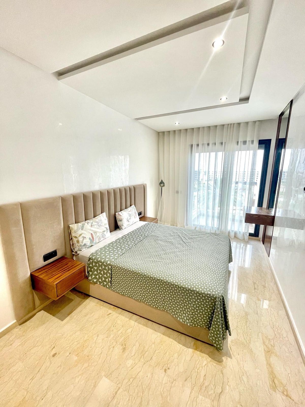 Chambre, baie vitrée — Studio meublé neuf de 53 m², Oasis