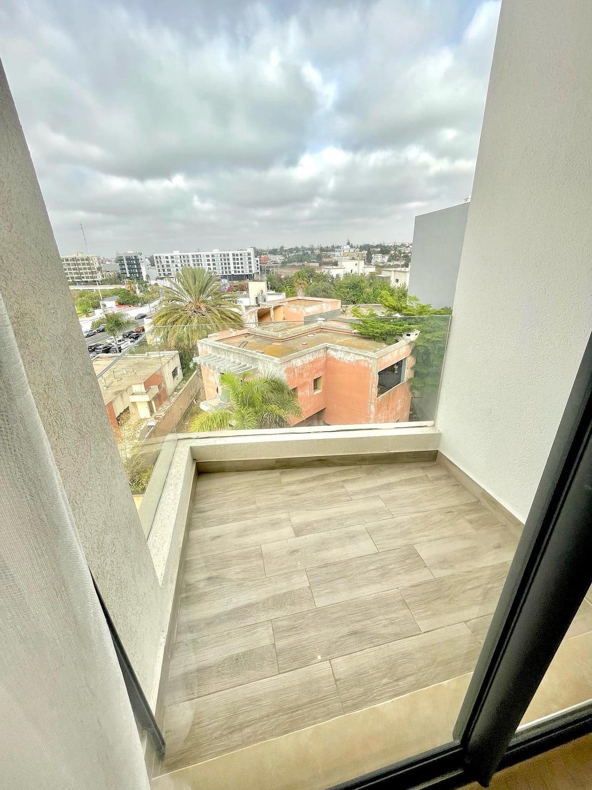 Balcon et vue dégagée — Studio meublé neuf de 53 m², Oasis