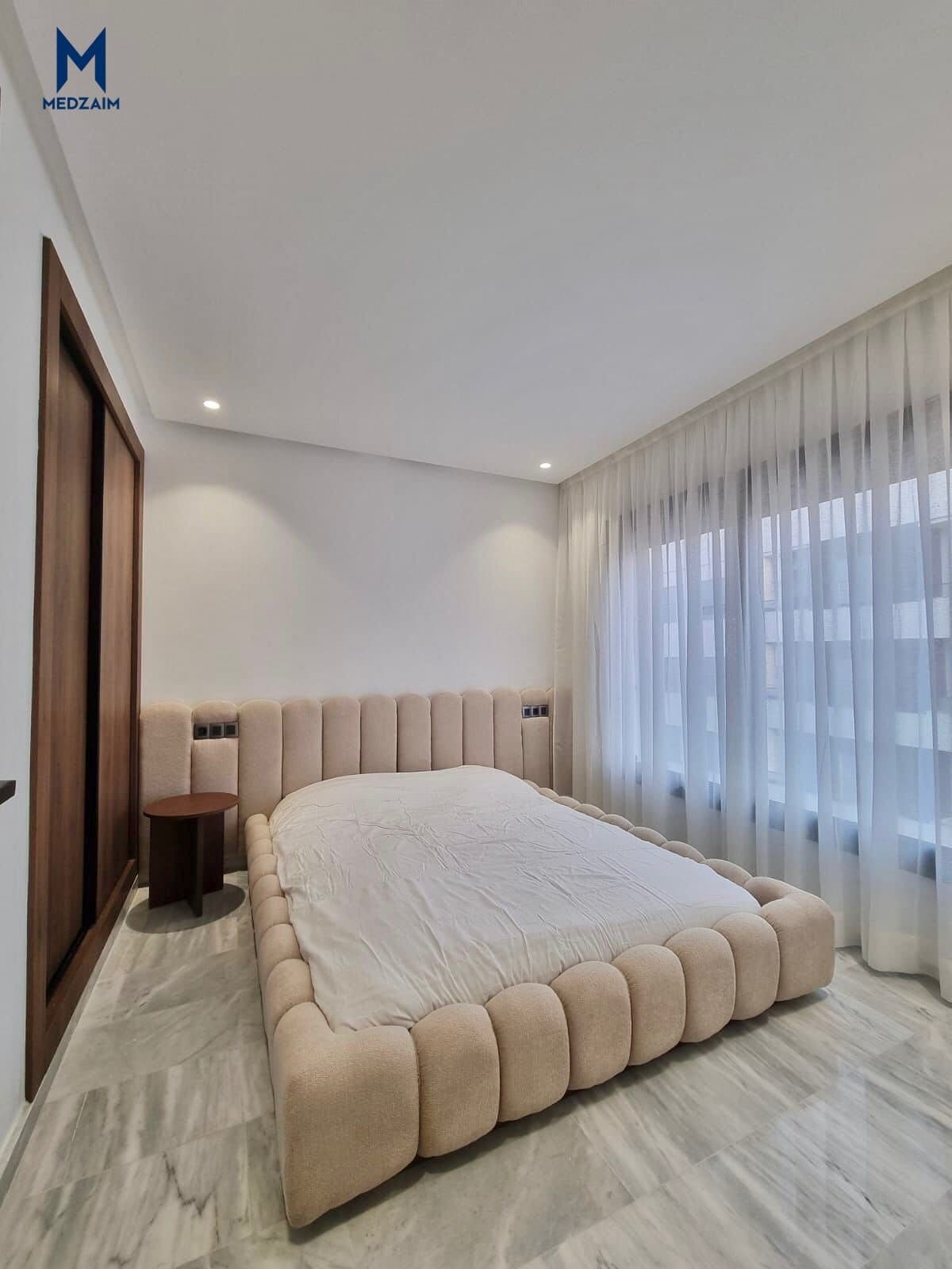 Chambre, côté fenêtre — Studio meublé avec garage au 3e étage, Oasis