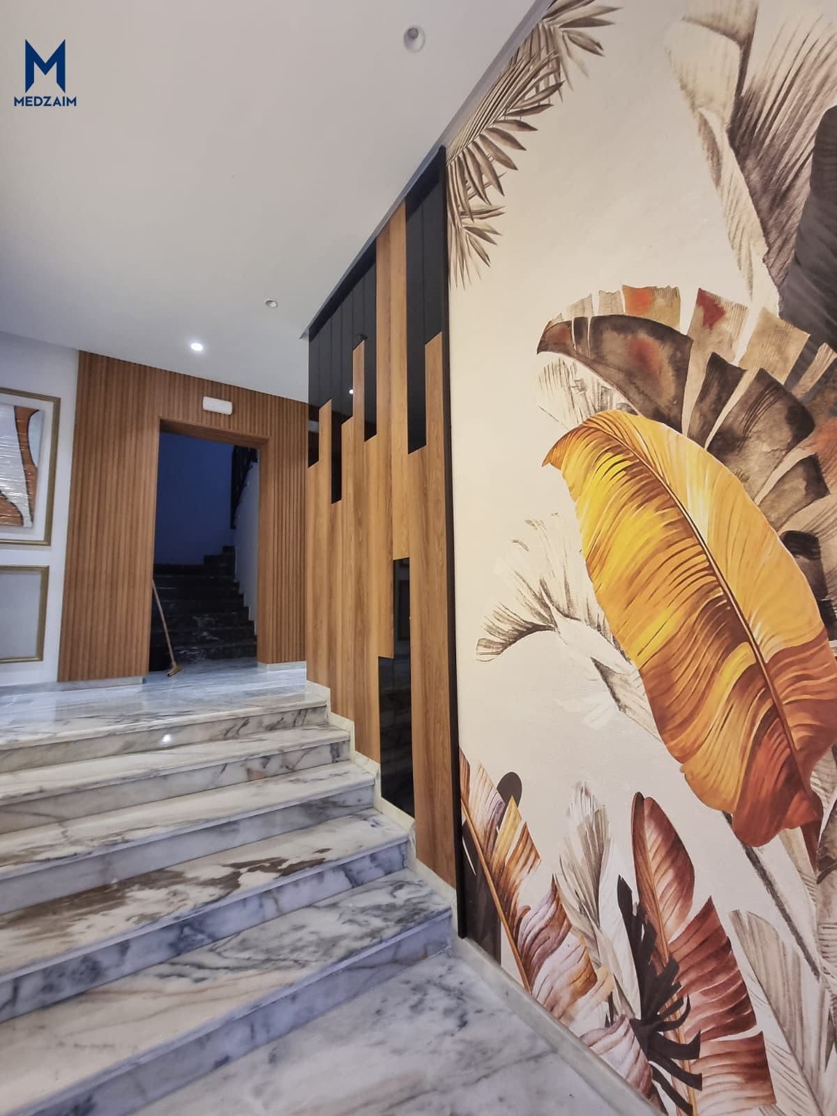 Hall d'entrée de l'immeuble — Studio meublé avec garage au 3e étage, Oasis