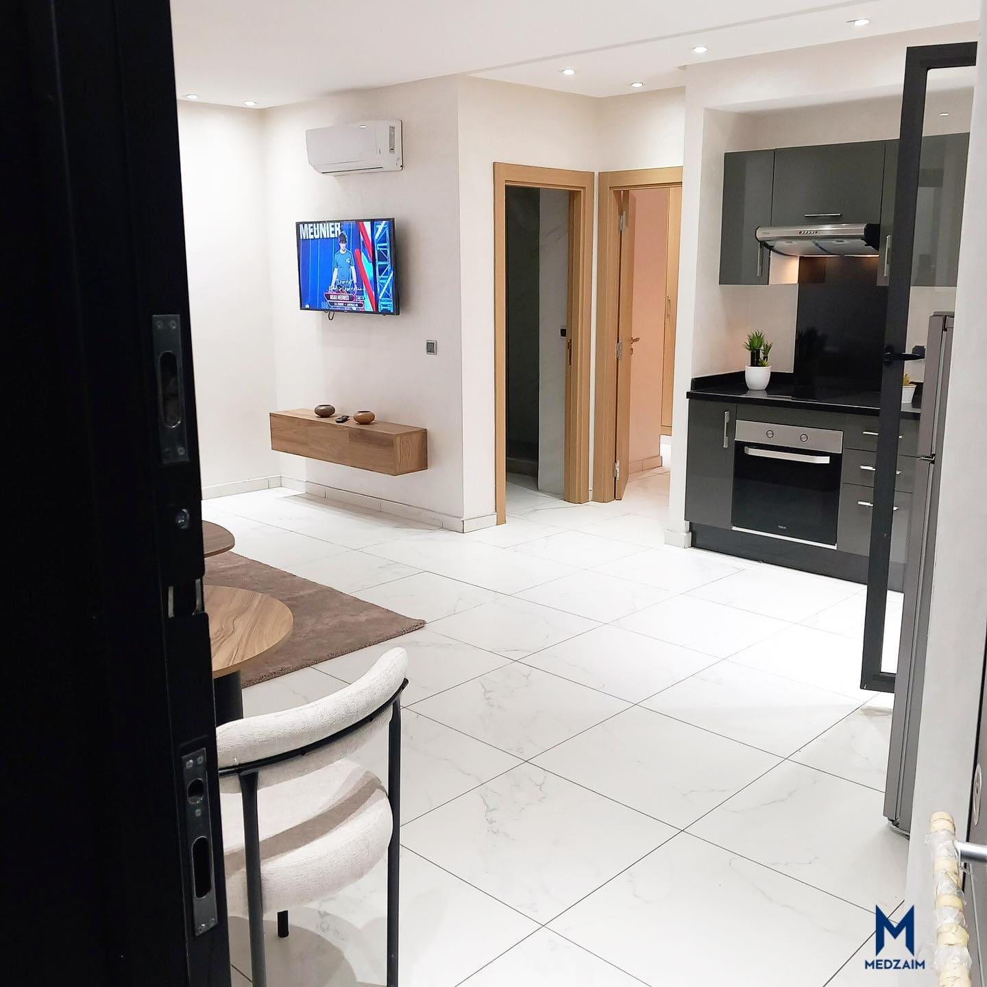 Entrée, salon et cuisine — Studio meublé neuf avec terrasse, Maârif