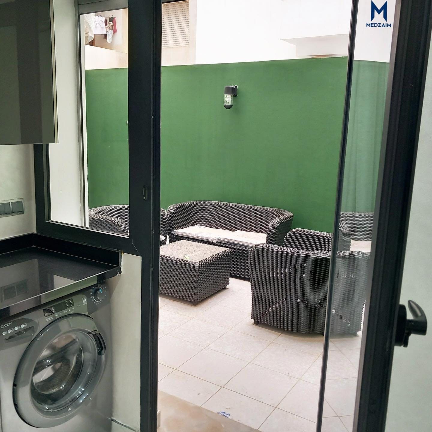 Terrasse privative meublée, lave-linge — Studio meublé neuf avec terrasse, Maârif