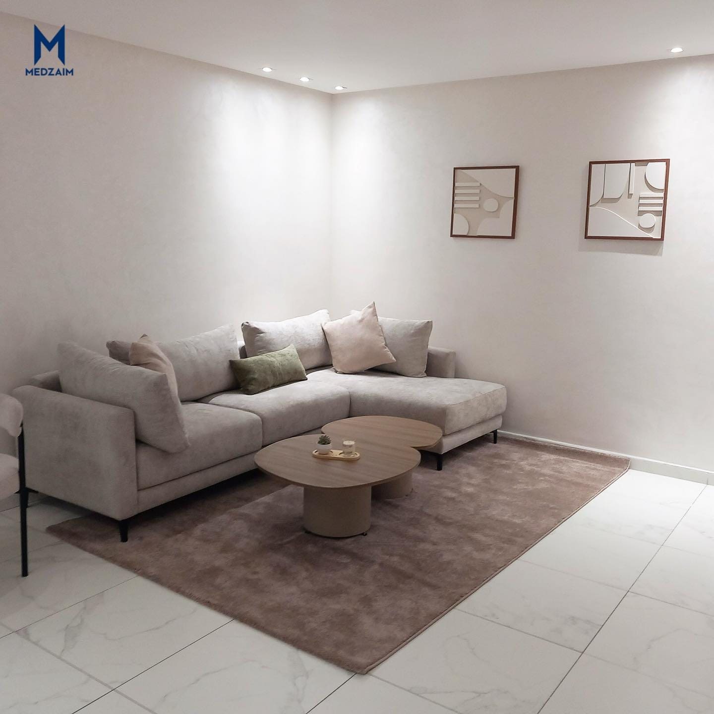 Salon côté tableaux — Studio meublé neuf avec terrasse, Maârif