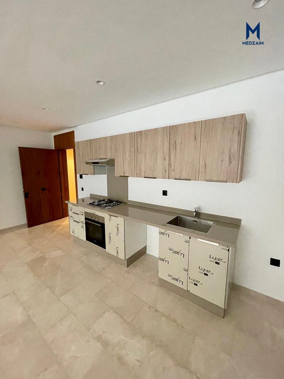 Cuisine équipée (four, plaques) — Grand studio neuf avec terrasse traversante, CFC