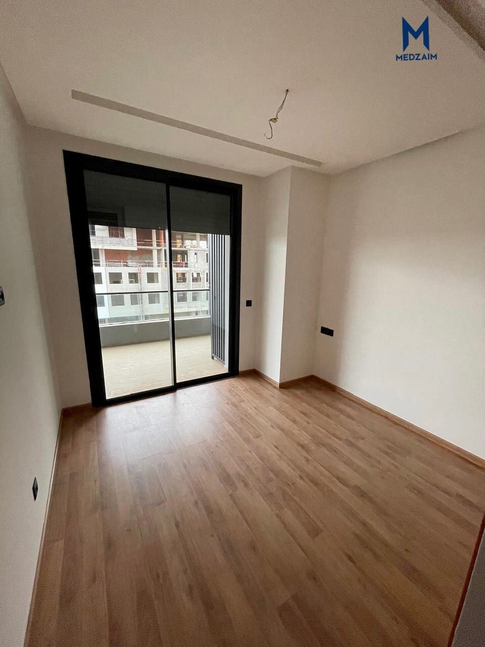 Chambre, baie vitrée sur la terrasse — Grand studio neuf avec terrasse traversante, CFC