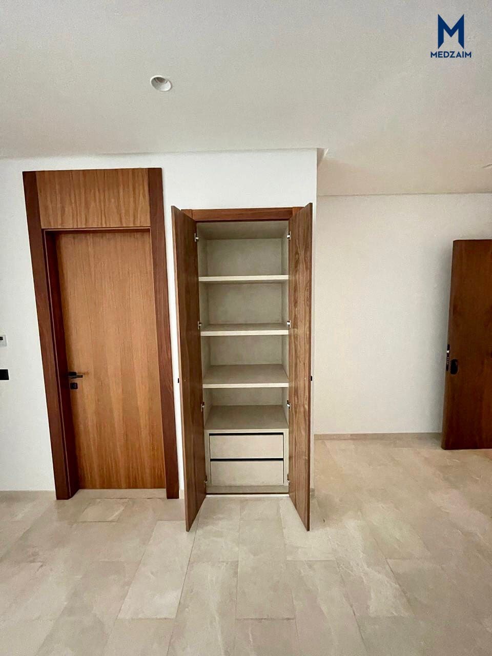 Placard de rangement du salon — Grand studio neuf avec terrasse traversante, CFC